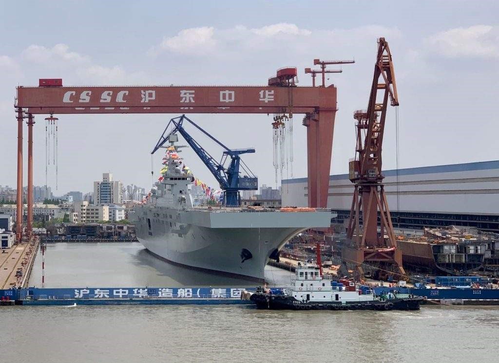 『两栖攻击舰』“高配版”075型攻击舰来了！新设计了全景塔台，真的不一样