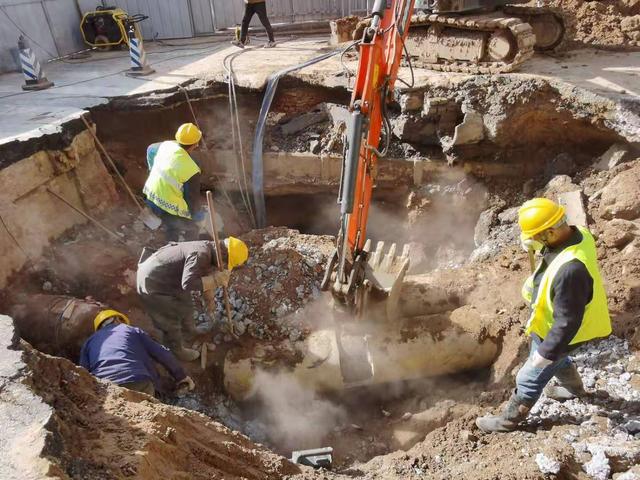 东方今报 郑州热力管网爆管正在紧急抢修，预计今日24时前抢修完毕