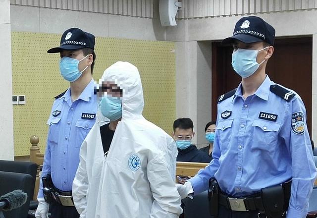 北京日报客户端|西城一男子高空扔消防水带今受审：我60多了，蹲不起监狱