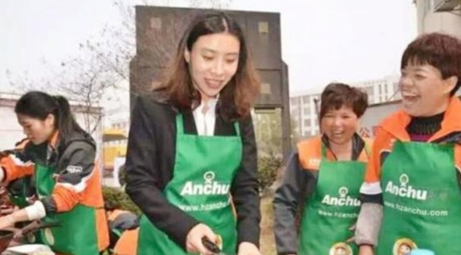 双十一|她接替丈夫送快递,将公司146亿卖给马云,今又靠路边生意赚百亿