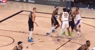 宝马M3|詹姆斯惨遭肘击，痛苦捂脸倒地！掘金核心吃恶意犯规 杨毅：散打动作