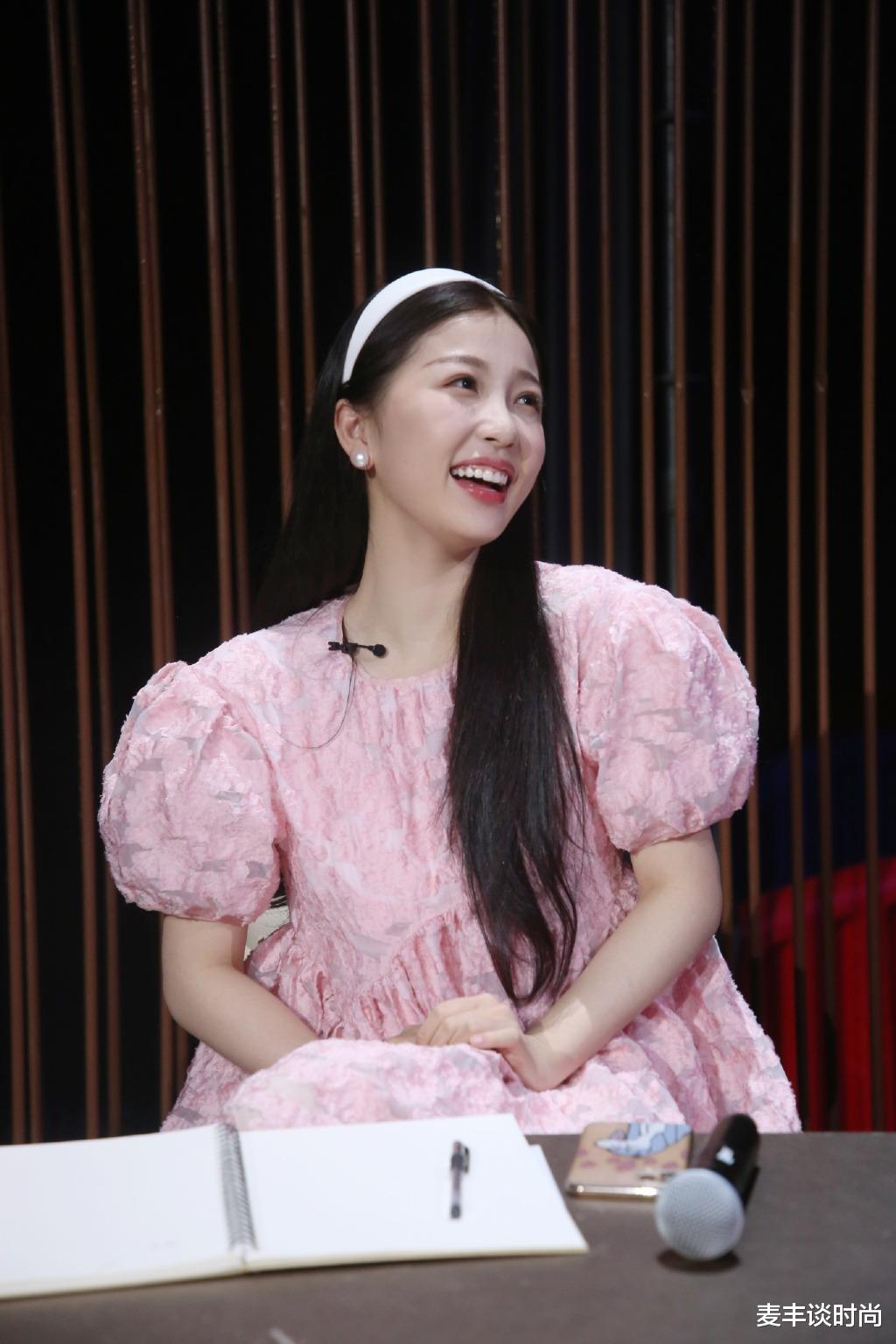 穿衣搭配■虞书欣真是不可小觑，穿灯笼袖露脐套装配低马尾，优雅大气像女王