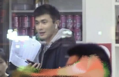 「高伟光」高伟光带助理吃夜宵,路人镜头下做出帝君“专属动作”,入戏太深
