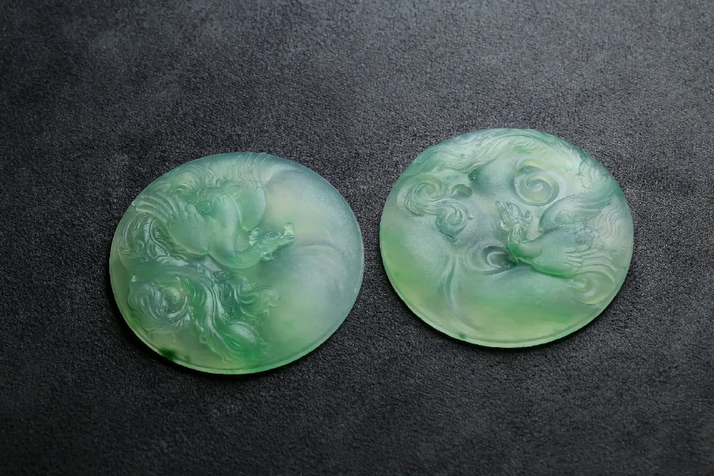 「翡翠」一块冰种飘阳绿翡翠手镯蕊,经过雕刻师的细心雕琢,看到作品后捂嘴偷笑!