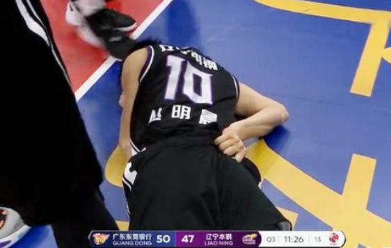 报销|CBA揭幕战接连噩耗！又一悍将或赛季报销，悬空倒地直接上担架