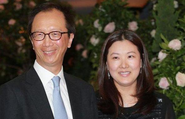 梁锦松|梁锦松：二度染指人妻，娶小26岁伏明霞暧昧闺蜜，糟老头子海得很