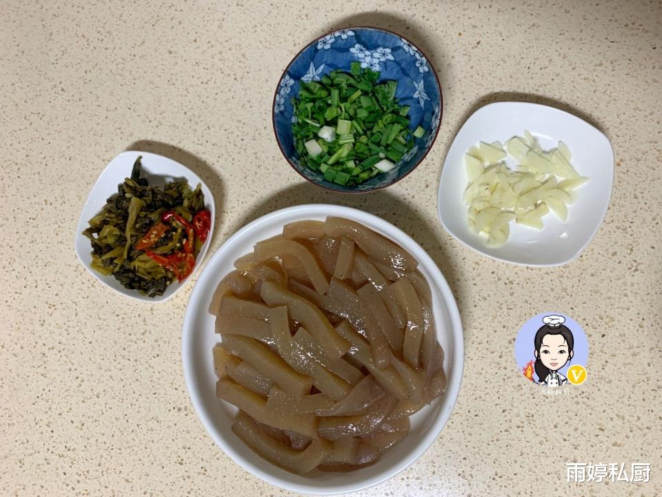 『豆腐』这菜长得丑，却被称为“清道夫”弹滑软嫩，天气越热越爱吃它