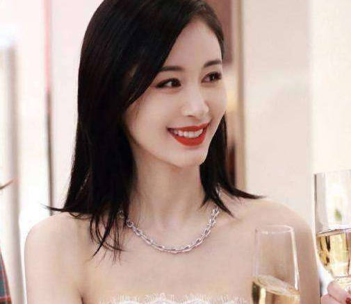 #王子文#22岁关晓彤与32岁王子文同台，当看到两人的坐姿后，才知差别在哪