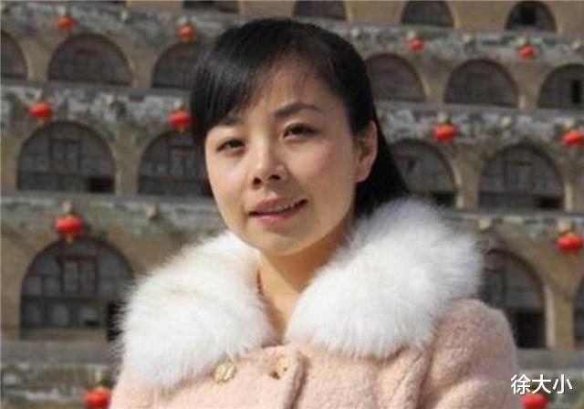 王二妮|她是国家一级演员，因买不起房回农村种田，如今放牛种田成日常