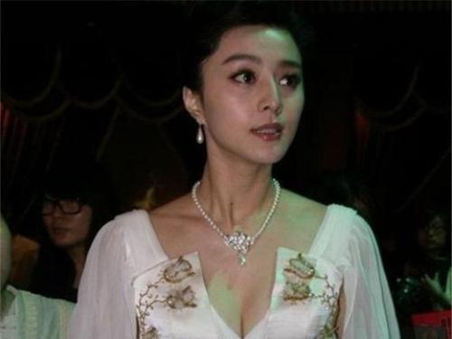 霍思燕|当范冰冰撞上霍思燕，同穿羽毛礼服，这对比“杀伤力”太大！