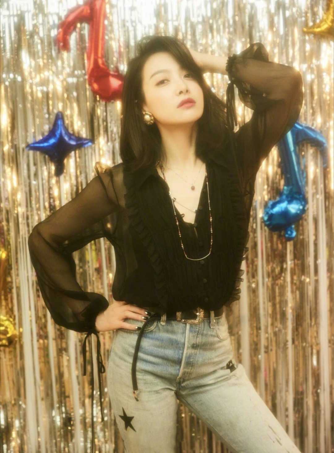 『宋茜』宋茜穿真胆大，穿黑色薄纱杀你搭配牛仔喇叭裤，性感又高级