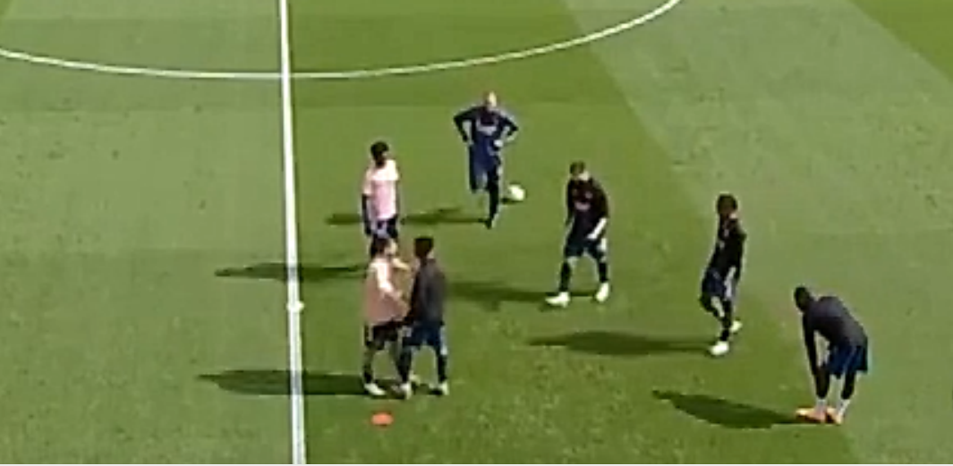 阿森纳|阿森纳爆发内讧！揭幕战两大将相互推搡，踢球闷人攻击队友被及时劝阻