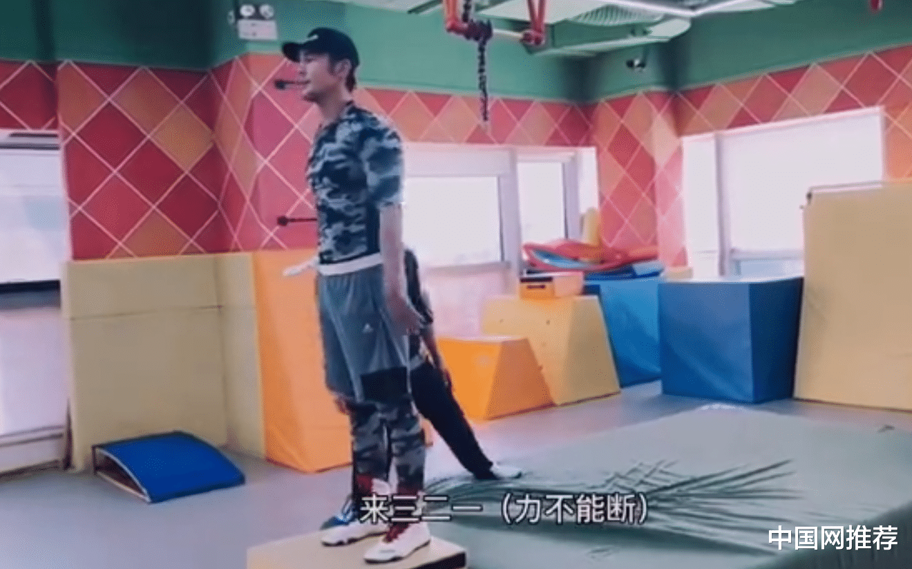 张伦硕|钟丽缇老公张伦硕训练时摔伤，后空翻直接头杵地