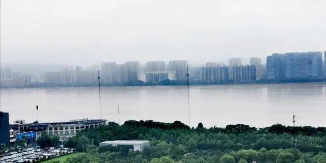 半岛晨报|9孔全开泄洪后，有居民区淹至二楼，树都淹到树冠部位了