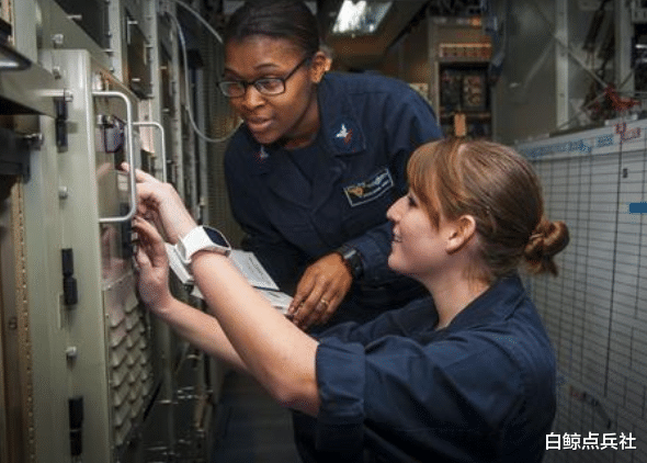 美航母：任何一艘美航母上，为何都必须带足大量女兵？她们在航母上干什么