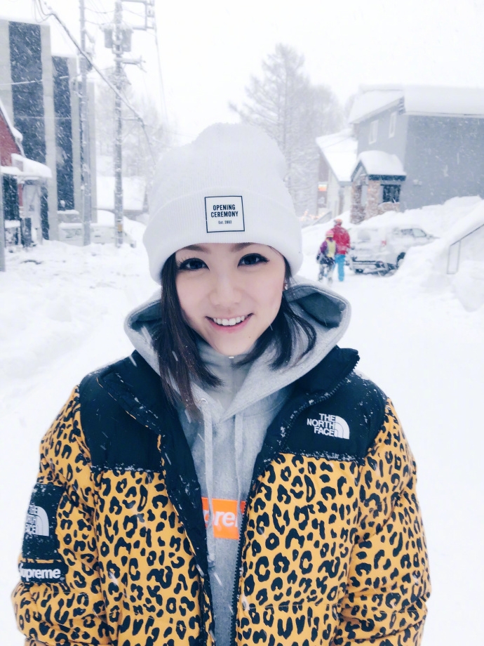 「演唱会」她曾以为自己很红，跑到国外开演唱会结果没人看，如今真的红遍全世界