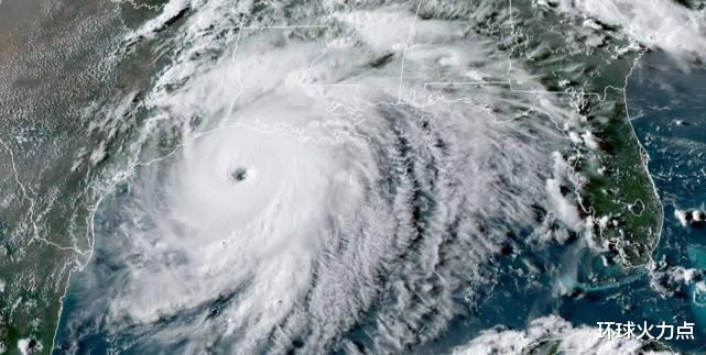 美国海军|美国“天敌”来袭：两栖攻击舰逃命，五代机躲进机库避难