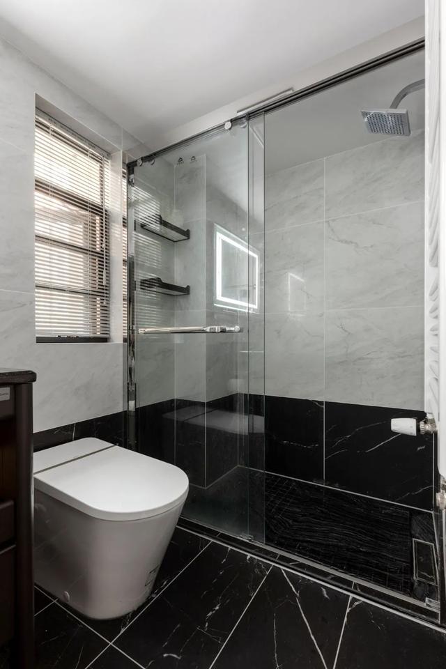 「」131㎡现代轻奢，横厅格局，过道做电视墙，隐形门的设计真漂亮