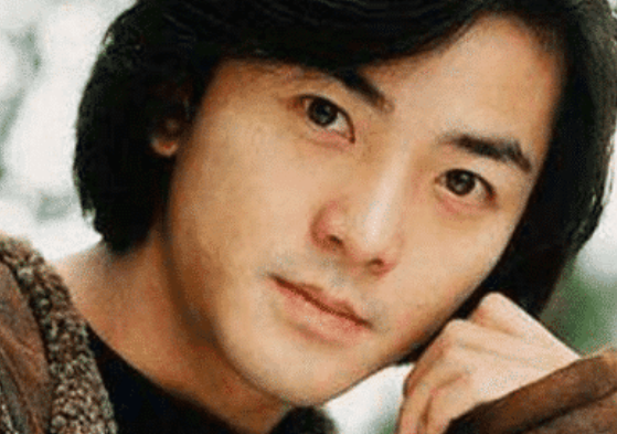『郑伊健』被“封杀”的郑伊健52岁依旧没解封，得知他当年做的事，瞬间理解了！
