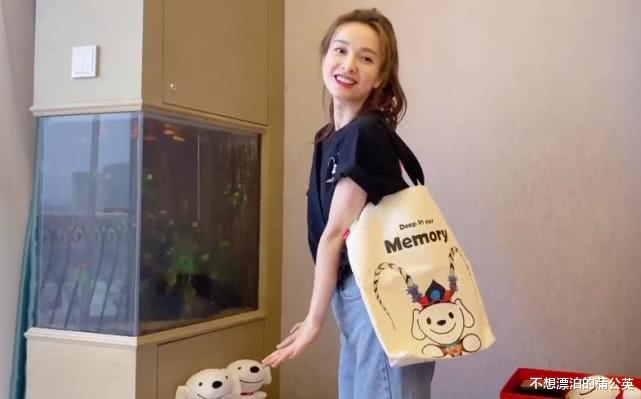 #吴昕#吴昕晒“葫芦娃T恤”，手臂纤细惹人羡，扎高马尾不输16岁少女