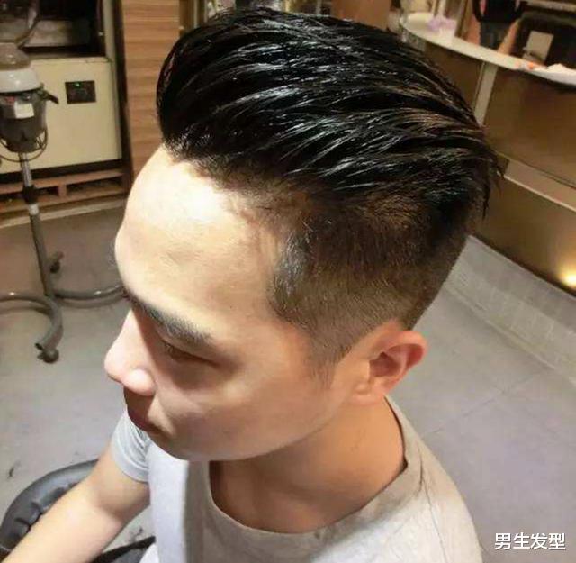 『发型』男生留“背头”发型太油腻了！夏天应该剪这4款，清爽干净又帅气