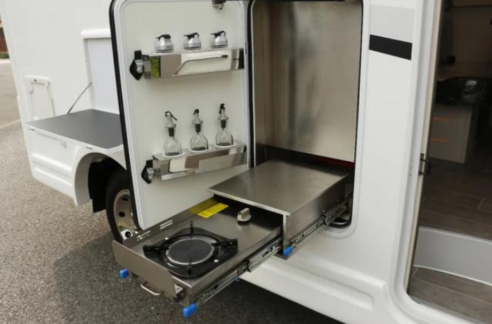 房车|大通V90打造的小额头T型房车，大空间、易通过，又有家的感觉