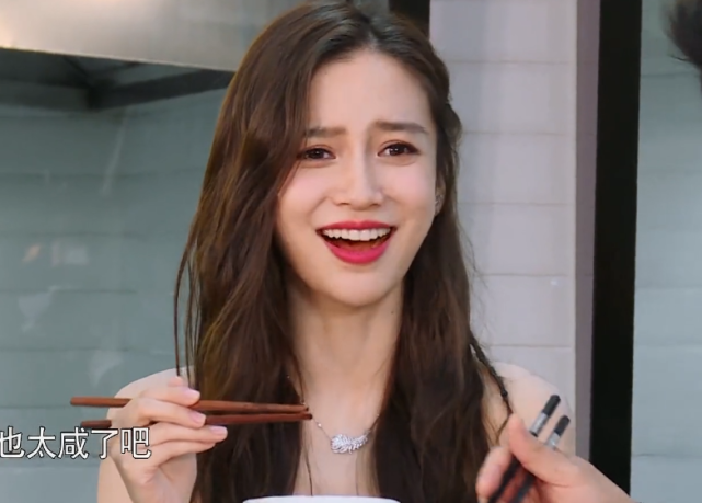 #奔跑吧兄弟#跑男吃面条,镜头对baby一晃而过,被网友截到,真吃假吃一目了然