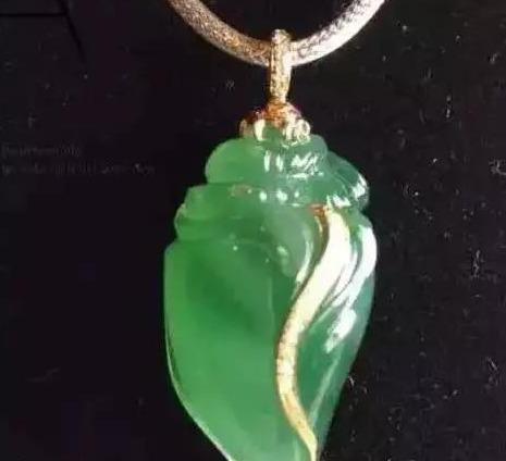 翡翠@捡漏的翡翠小料,皮中透着绿,剥皮果然爆色,成品小田螺太有爱!