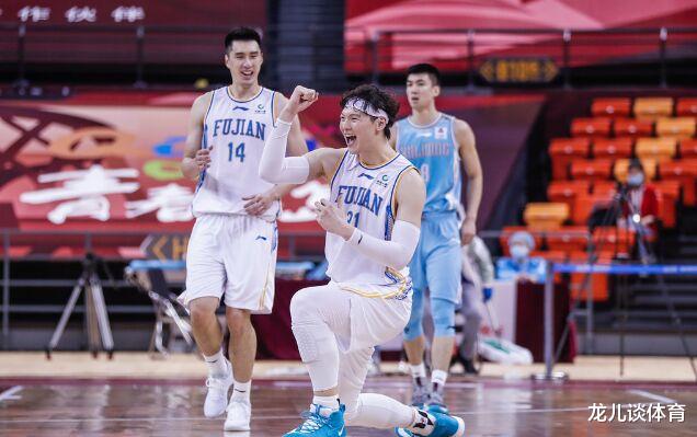 周琦|周琦像个街溜子？22分26篮板，关键时刻4中0，周琦真被霍楠言中了