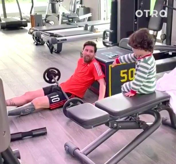 『梅西』近一个月没出门,梅西满脸胡须,在两岁儿子指挥下锻炼
