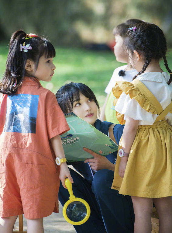 #郑爽#郑爽和小朋友录制真人秀,全程都扶着自己的腰,蹲下那一刻令粉丝心疼