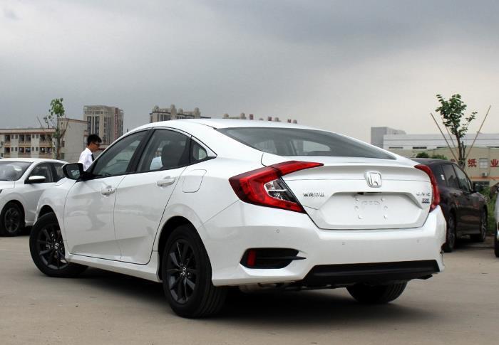 『丰田卡罗拉』先开丰田卡罗拉，再花17万提本田思域，车主：想说五个字