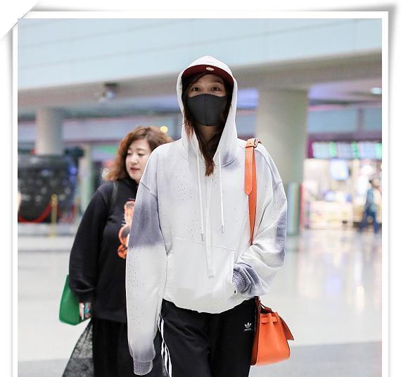 关晓彤|关晓彤参加活动穿“九分紧身裤”？不，是她的腿太长了