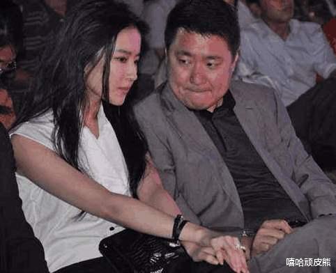 陈金飞|刘亦菲当年在街头烂醉如泥，和“干爹”陈金飞在大街上，被嘲：恶心