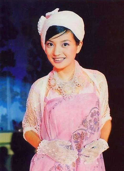 依萍|以前的电视剧好奢侈：依萍一条裙子上百万，如萍那条手镯是真寒酸