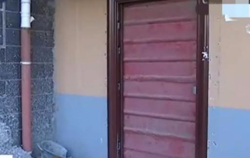 业主将楼道门焊死，住户爬了3年窗户，开发商：属于公共面积