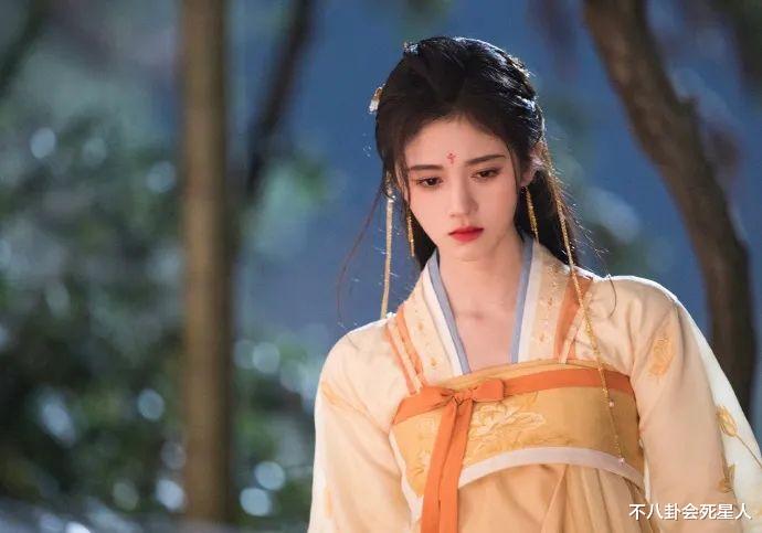 张若昀|电视好演员颁奖:张若昀暴瘦黑眼圈很重,虞书欣力压鞠婧祎赵露思