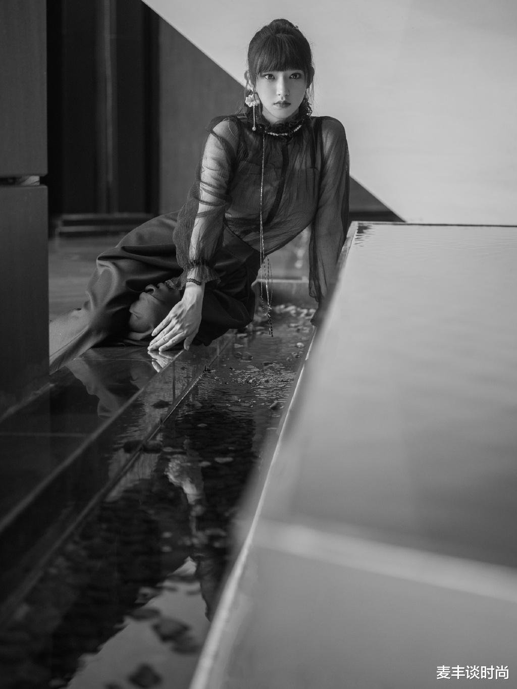 程潇|程潇长得也太精致了，穿衬衫百褶裙搭配空气刘海，美成漫画女主