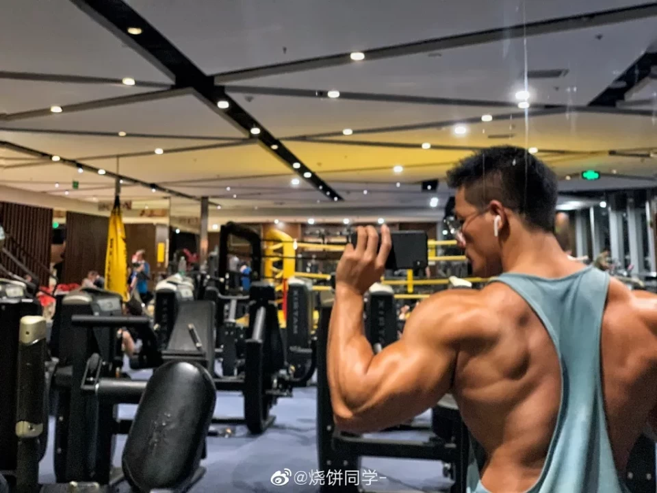 健身|江苏92年肌肉猛男因淋浴湿身照走红，这个肌肉什么水平？
