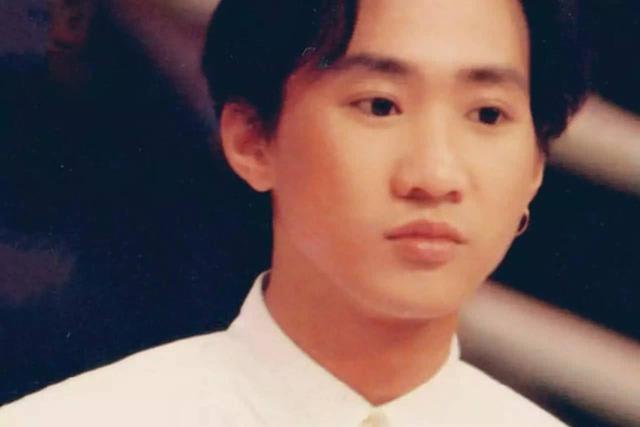 黄家驹|1993年，他拽着黄家驹舞台坠落，黄家驹英年早逝，他却风光至今