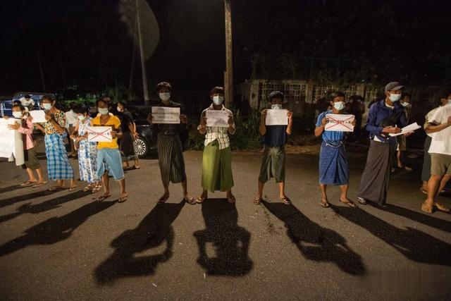 疫情下的緬甸，政府也“雙標”，仰光街頭出現“無接觸式”買賣-圖3