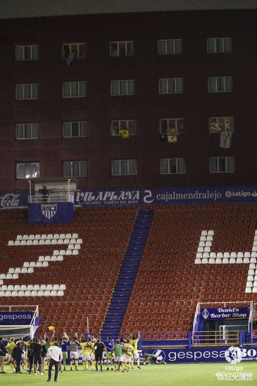 西甲|1-0获胜，球队14年后有望重返西甲！死忠球迷爬到楼顶支持球队