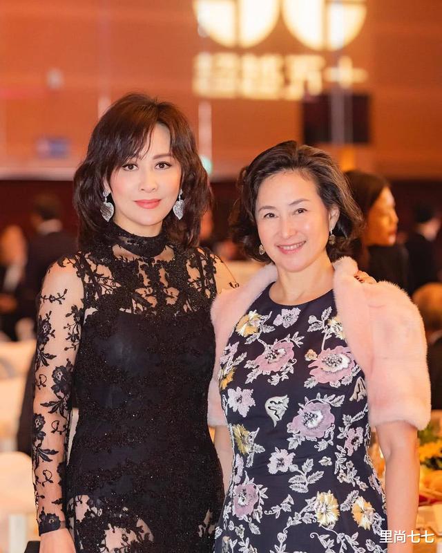 赌王■奚梦瑶疯了吗？赌王去世家人都穿素衣，她穿棕红衣服站后排太抢镜