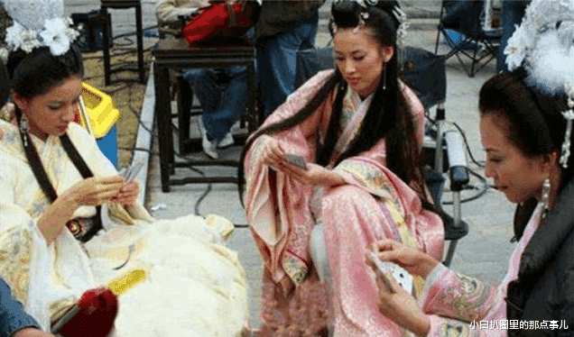 黄圣依|8张经典照片, 法海搂着白娘子, 雕兄摘下面具, 周星驰牵手黄圣依