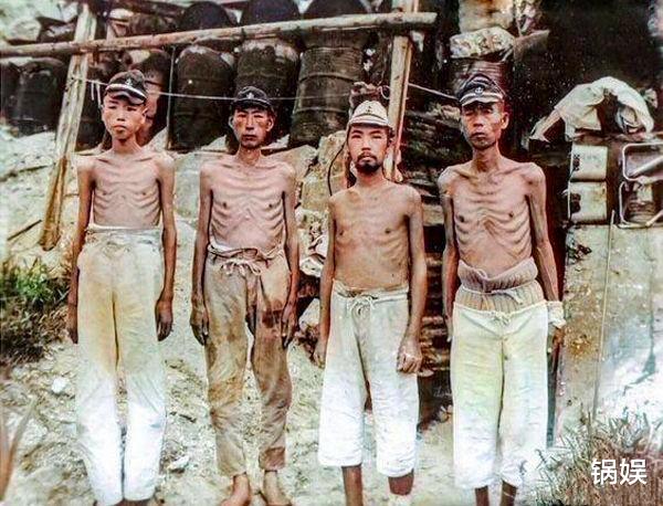 手雷|镜头下真实的日本鬼子，图5被盟军逼进大海，用手雷自杀身亡的小鬼子