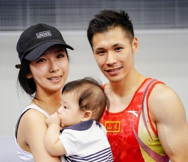 『奥运会』奥运冠军被女富豪倒追3年，包下商场大屏幕求婚，抱孩子举办婚礼