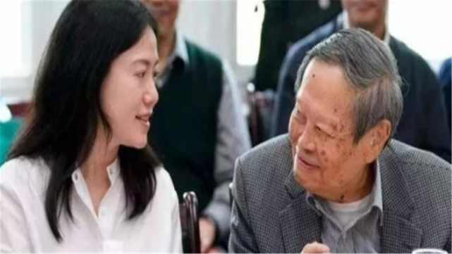 杨振宁：97岁杨振宁与43岁的翁帆在泳池里嬉戏打闹，跨越半个世纪的爱，羡煞旁人
