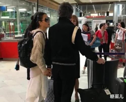 发型|在街头拍到巩俐，换了个奶奶发型，气质再高级也有了老年人气息！