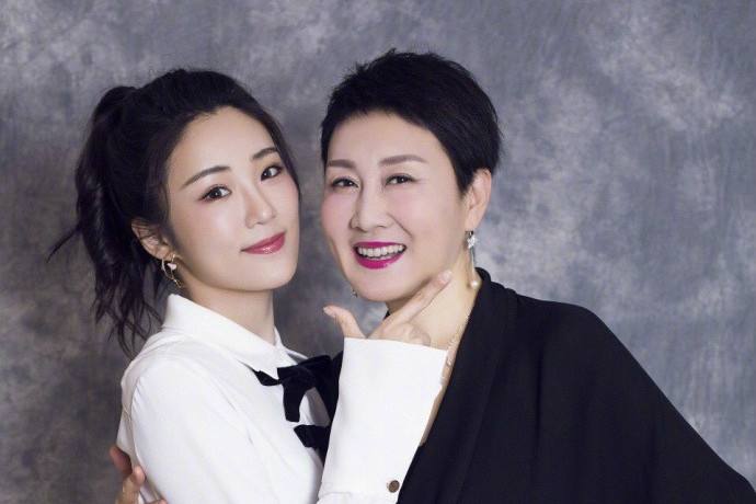 56岁张凯丽全家福,老公身份很特殊,女儿比妈妈还要漂亮