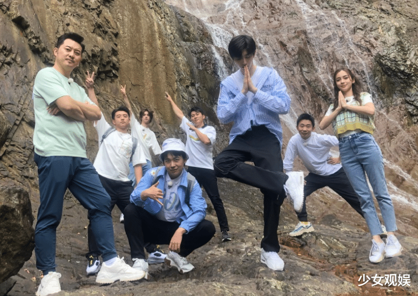 奔跑吧兄弟|跑男家族合体拍照,郭麒麟蔡徐坤坐一块,导演身旁的嘉宾成亮点